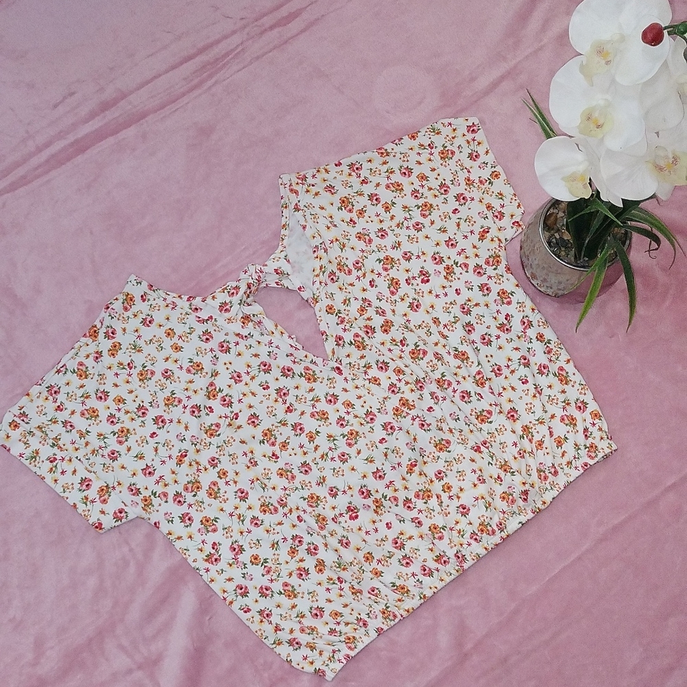#LOVEWINS Womens size L flowerly  croptop